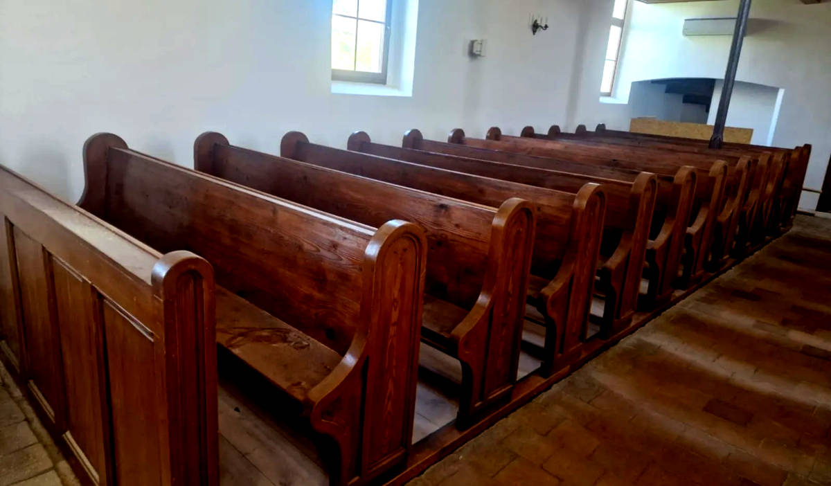 Csákvári templom felújítása – Paulusz Asztalosüzem templomi padok